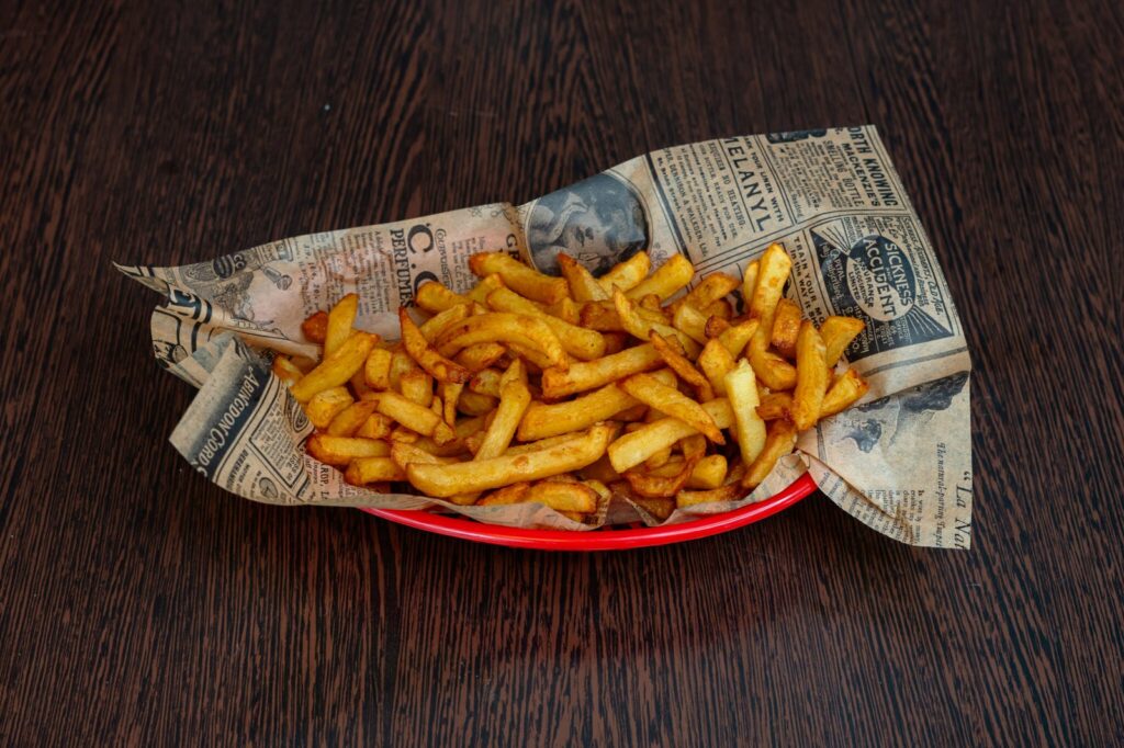 Assiette de frites fraîches